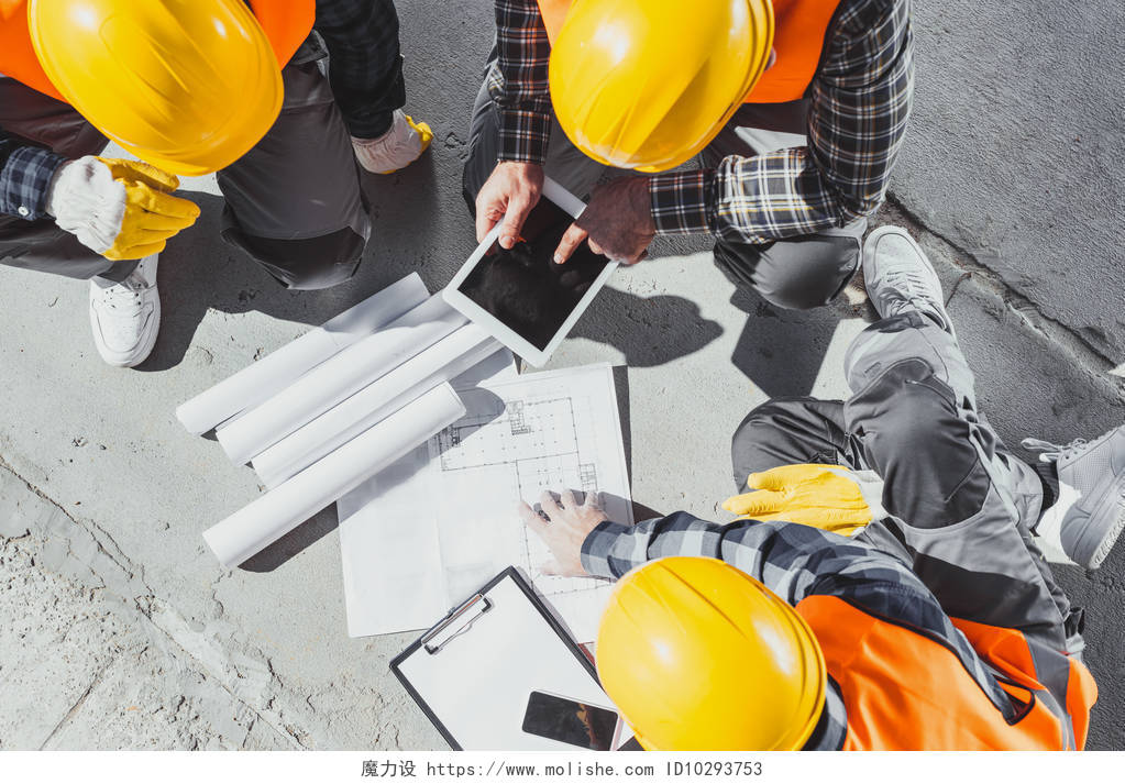 三建筑工人坐在混凝土上讨论建筑计划的最高视图